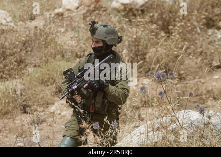 Nablus, Palästina. 02. Juni 2023. Während der Demonstration gegen israelische Siedlungen im Dorf Beit Dajan in der Nähe der Stadt Nablus im Westjordanland nimmt ein israelischer Soldat Stellung. (Foto von Nasser Ishtayeh/SOPA Images/Sipa USA) Guthaben: SIPA USA/Alamy Live News Stockfoto