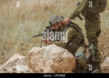 Nablus, Palästina. 02. Juni 2023. Ein israelischer Soldat zielt während der Demonstration gegen israelische Siedlungen im Dorf Beit Dajan in der Nähe der Stadt Nablus im Westjordanland auf die palästinensischen Demonstranten ab. (Foto von Nasser Ishtayeh/SOPA Images/Sipa USA) Guthaben: SIPA USA/Alamy Live News Stockfoto