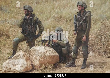 Nablus, Palästina. 02. Juni 2023. Israelische Soldaten nehmen während der Demonstration gegen israelische Siedlungen im Dorf Beit Dajan in der Nähe der Westjordanstadt Nablus Stellung. (Foto von Nasser Ishtayeh/SOPA Images/Sipa USA) Guthaben: SIPA USA/Alamy Live News Stockfoto