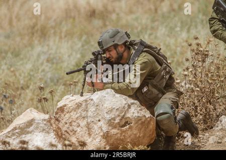 Nablus, Palästina. 02. Juni 2023. Ein israelischer Soldat zielt während der Demonstration gegen israelische Siedlungen im Dorf Beit Dajan in der Nähe der Stadt Nablus im Westjordanland auf die palästinensischen Demonstranten ab. (Foto von Nasser Ishtayeh/SOPA Images/Sipa USA) Guthaben: SIPA USA/Alamy Live News Stockfoto