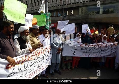 Hyderabad, Pakistan. 02. Juni 2023. Die Bewohner von Saif Al Marri Goth halten am Freitag, den 2. Juni 2023, im Karatschi Presseclub eine Protestdemonstration gegen die große Händigkeit von Zufluss-Menschen ab. Kredit: Asianet-Pakistan/Alamy Live News Stockfoto