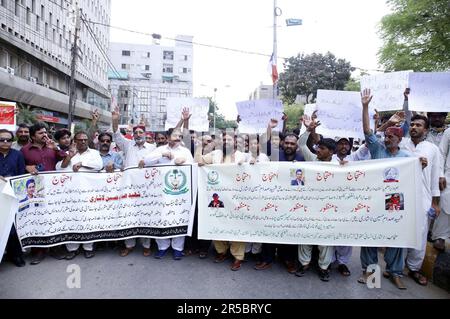 Hyderabad, Pakistan. 02. Juni 2023. Mitglieder der Zivilgesellschaft veranstalten am Freitag, den 2. Juni 2023, im Presseclub Karatschi eine Protestdemonstration gegen die Ermordung von Saddam Hussain Lashari und fordern Gerechtigkeit für ihn. Kredit: Asianet-Pakistan/Alamy Live News Stockfoto