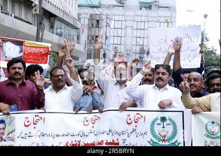 Hyderabad, Pakistan. 02. Juni 2023. Mitglieder der Zivilgesellschaft veranstalten am Freitag, den 2. Juni 2023, im Presseclub Karatschi eine Protestdemonstration gegen die Ermordung von Saddam Hussain Lashari und fordern Gerechtigkeit für ihn. Kredit: Asianet-Pakistan/Alamy Live News Stockfoto