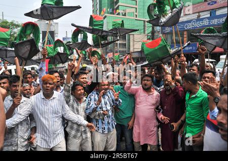 Sylhet, Bangladesch. 2. Juni 2023. Bei den Wahlen zur Sylhet City Corporation am 21. Juni wurden heute Symbole unter den Bürgermeisterkandidaten und Ratskandidaten verteilt. Anwaruzzaman Chowdhury von der Awami League erhielt das Bootssymbol, um als Kandidat für das Amt des Bürgermeisters zu kandidieren. Die Führer und Arbeiter waren überglücklich. Am 2. Juni 2023. Sylhet, Bangladesch (Foto: MD Rafayat Haque Khan/Kredit: Eyepix Group/Alamy Live News Stockfoto