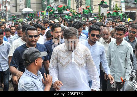 Sylhet, Bangladesch. 2. Juni 2023. Bei den Wahlen zur Sylhet City Corporation am 21. Juni wurden heute Symbole unter den Bürgermeisterkandidaten und Ratskandidaten verteilt. Die Anwaruzzaman Chowdhury der Awami League erhielt das Bootssymbol, um sich als Kandidat für den Bürgermeisterposten zu bewerben. Am 2. Juni 2023. Sylhet, Bangladesch (Foto: MD Rafayat Haque Khan/Kredit: Eyepix Group/Alamy Live News Stockfoto