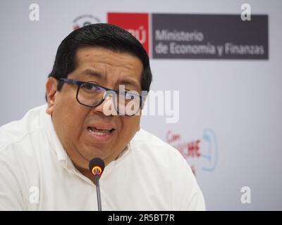 Lima, Peru. 02. Juni 2023. Alex Alonso Contreras, peruanischer Wirtschaftsminister, veranstaltet eine Pressekonferenz für akkreditierte Auslandskorrespondenten über die wirtschaftliche Lage Perus und seine Perspektiven Kredit: Fotoholica Press Agency/Alamy Live News Stockfoto