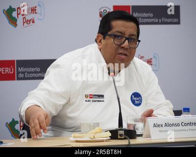 Lima, Peru. 02. Juni 2023. Alex Alonso Contreras, peruanischer Wirtschaftsminister, veranstaltet eine Pressekonferenz für akkreditierte Auslandskorrespondenten über die wirtschaftliche Lage Perus und seine Perspektiven Kredit: Fotoholica Press Agency/Alamy Live News Stockfoto
