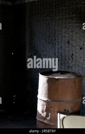 Detail eines alten rostigen Treibstofffasses Stockfoto