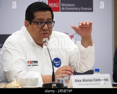 Lima, Peru. 02. Juni 2023. Alex Alonso Contreras, peruanischer Wirtschaftsminister, veranstaltet eine Pressekonferenz für akkreditierte Auslandskorrespondenten über die wirtschaftliche Lage Perus und seine Perspektiven Kredit: Fotoholica Press Agency/Alamy Live News Stockfoto