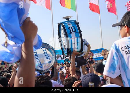 Doha, Katar. 21, November 2022. Argentinische Fans legen in der Corniche eine Flagge, um die argentinische Nationalmannschaft vor dem Start der FIFA WOR zu unterstützen Stockfoto