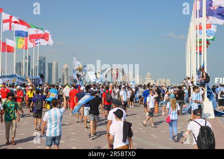 Doha, Katar. 21, November 2022. Argentinische Fans legen in der Corniche eine Flagge, um die argentinische Nationalmannschaft vor dem Start der FIFA WOR zu unterstützen Stockfoto