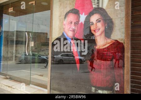 Blick auf ein Poster von König Abdullah II. Von Jordanien und seiner Frau Königin Rania in einem palästinensischen Laden, anlässlich der Hochzeit ihres Sohnes Prinz Hussein, in der Mitte des Marktes in der Stadt Nablus, nördlich des besetzten Westjordanlands Stockfoto