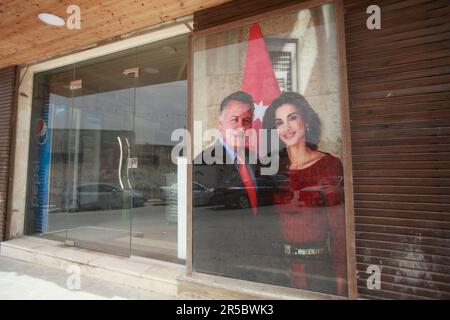 Nablus, Palästina. 02. Juni 2023. Blick auf ein Poster von König Abdullah II. Von Jordanien und seiner Frau Königin Rania in einem palästinensischen Laden, anlässlich der Hochzeit ihres Sohnes Prinz Hussein, in der Mitte des Marktes in der Stadt Nablus, nördlich des besetzten Westjordanlands (Foto von Nasser Ishtayeh/SOPA Images/Sipa USA) Guthaben: SIPA USA/Alamy Live News Stockfoto
