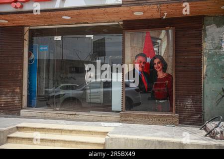 Nablus, Westjordanland, Palästina. 2. Juni 2023. Blick auf ein Poster von König Abdullah II. Von Jordanien und seiner Frau Königin Rania in einem palästinensischen Laden, anlässlich der Hochzeit ihres Sohnes Prinz Hussein, in der Mitte des Marktes in der Stadt Nablus, nördlich des besetzten Westjordanlands (Bild: © Nasser Ishtayeh/SOPA Images via ZUMA Press Wire) NUR ZUR REDAKTIONELLEN VERWENDUNG! Nicht für den kommerziellen GEBRAUCH! Kredit: ZUMA Press, Inc./Alamy Live News Stockfoto