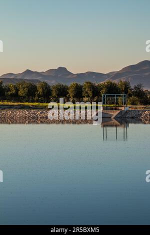 Becken der Abwasserbehandlungsanlage der Stadt Taourirt in Marokko Stockfoto