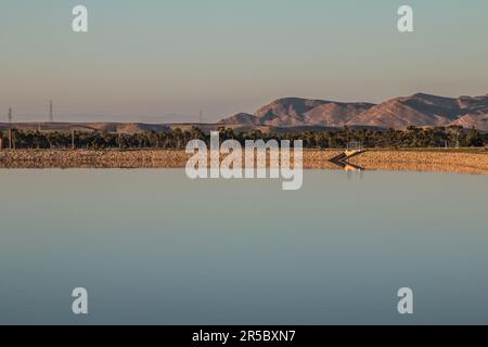 Becken der Abwasserbehandlungsanlage der Stadt Taourirt in Marokko Stockfoto