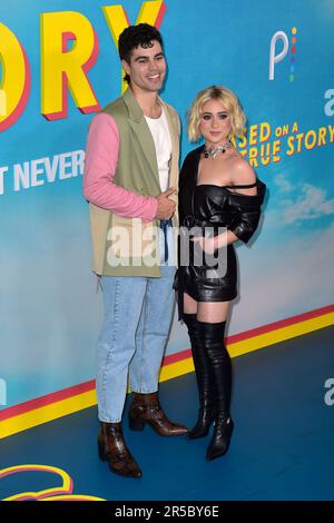 Sebastian Quinn und Lizze Broadway bei der Premiere der Peacock Streamingserie „Based on a True Story“ im Pacific Design Center. West Hollywood, 01.06.2023 Stockfoto