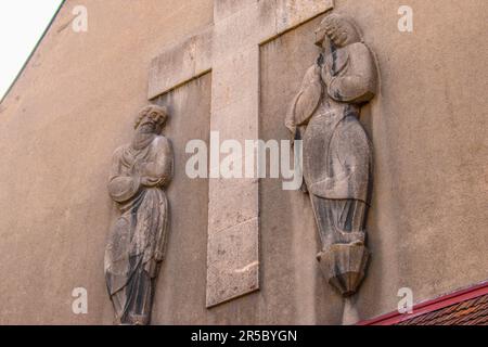 wien, österreich. 5. April 2023 wunderschöne Reliefwandskulptur, Details, Schließung der Kirche Stockfoto