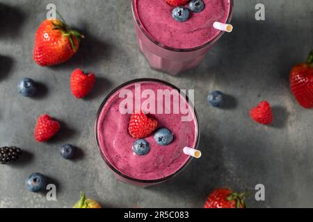 Healthy Berry Breakfast Smoothie mit Erdbeermilch und Joghurt Stockfoto