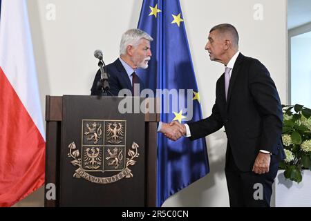 Prag, Tschechische Republik. 02. Juni 2023. Der tschechische Präsident Petr Pavel (links) sprach über das bevorstehende Gipfeltreffen der Nordatlantikvertrags-Organisation (NATO) in Vilnius und das Verteidigungsabkommen mit den Vereinigten Staaten während seines ersten gemeinsamen Treffens mit Premierminister Petr Fiala (ODS), nicht im Bild. Und der Anführer der Opposition, Andrej Babis, rechts, in Prag, Tschechische Republik, 2. Juni 2023. Kredit: Katerina Sulova/CTK Photo/Alamy Live News Stockfoto