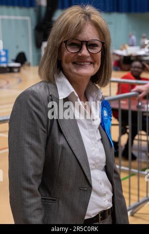 Maidenhead, Großbritannien. 5. Mai 2023. Der konservative Cllr Genevieve Gosling feiert seine Wahl in Sunningdale und Cheapside ward während der Kommunalwahlen im Royal Borough of Windsor and Maidenhead. Dies ist die größte Runde von Kommunalwahlen seit 2019. Kredit: Mark Kerrison/Alamy Live News Stockfoto