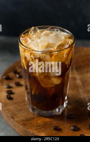 Hausgemachter gesunder Eiskaffee mit Hafermilch Stockfoto