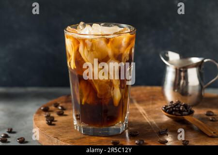 Hausgemachter gesunder Eiskaffee mit Hafermilch Stockfoto
