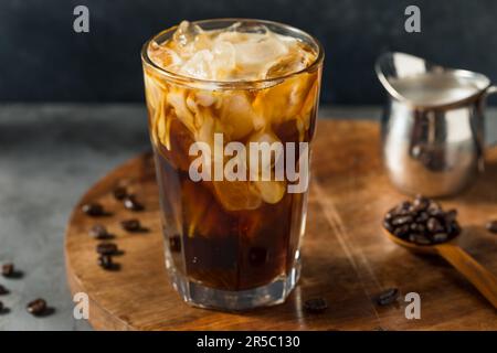 Hausgemachter gesunder Eiskaffee mit Hafermilch Stockfoto