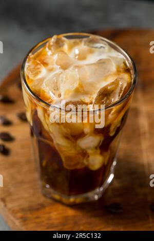 Hausgemachter gesunder Eiskaffee mit Hafermilch Stockfoto