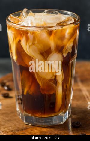 Hausgemachter gesunder Eiskaffee mit Hafermilch Stockfoto