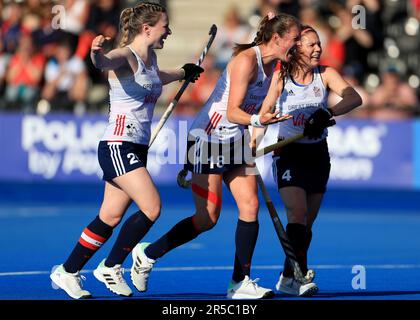 Hollie Pearne-Webb, Giselle Ansley und Laura Unsworth (links-rechts) aus Großbritannien feiern das Ziel der Teamkollegin Hannah Martin (nicht abgebildet) beim FIH Hockey Pro League Frauenspiel in Lee Valley, London. Foto: Freitag, 2. Juni 2023. Stockfoto