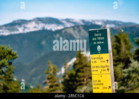 Wanderschild mit Hinweis auf den Serre des Tetes, in der Nähe des Col de Grimone in den französischen Alpen Stockfoto