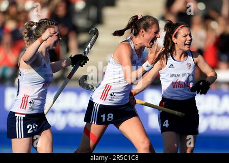 Hollie Pearne-Webb, Giselle Ansley und Laura Unsworth (links-rechts) aus Großbritannien feiern das Ziel der Teamkollegin Hannah Martin (nicht abgebildet) beim FIH Hockey Pro League Frauenspiel in Lee Valley, London. Foto: Freitag, 2. Juni 2023. Stockfoto