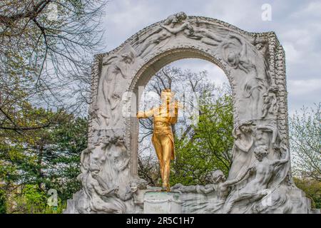 wien, österreich. 9. April 2023, Denkmal mit einer Bronzestatue des legendären Musikers Johann Strauss II., goldvergoldet, im stadtpark in wien, au Stockfoto