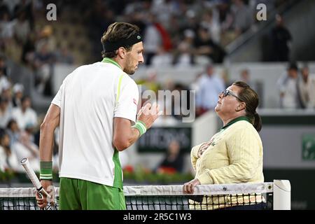 Arthur Rinderknech spricht mit dem Schiedsrichter während des Grand-Slam-Tennisturniers der French Open am 1. Juni 2023 im Roland-Garros-Stadion in Paris. Foto Victor Joly/DPPI – Foto: Victor Joly/DPPI/LiveMedia Stockfoto