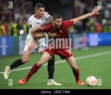 Budapest, Ungarn. 31. Mai 2023. Puskas Arena, 30.05.23 Bryan Cristante (4 Roma) und Erik Lamela (17 Sevilla) während des Finales der UEFA Europa League 2023 zwischen Sevilla und Roma in der Puskas Arena in Budapest, Ungarn Fußball (Cristiano Mazzi/SPP). Kredit: SPP Sport Press Photo. Alamy Live News Stockfoto