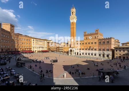 Siena, Provinz Siena, Toskana, Italien. Der Palazzo Pubblico mit dem Torre de Mangia über der Piazza del Campo. Das historische Zentrum von Siena Stockfoto