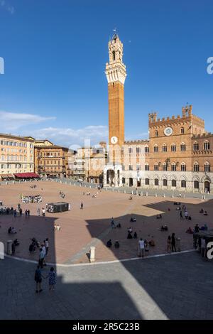 Siena, Provinz Siena, Toskana, Italien. Der Palazzo Pubblico mit dem Torre de Mangia über der Piazza del Campo. Das historische Zentrum von Siena Stockfoto