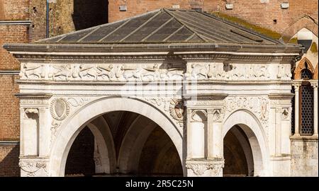 Siena, Provinz Siena, Toskana, Italien. Detail des Portikos zum Palazzo Pubblico, mit Friese. Das historische Zentrum von Siena gehört zum UNESCO-Weltkulturerbe Stockfoto