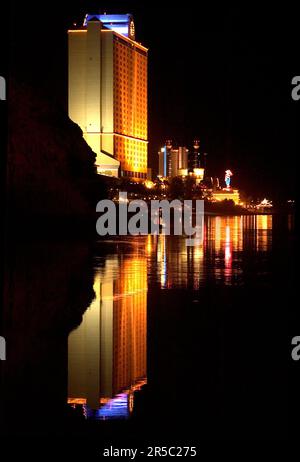 Die Resorts Von Laughlin, Nevada, Spiegeln Sich Im Colorado River Wider Stockfoto