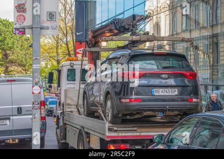 wien, österreich. Am 5. april 2023 wird das Auto per Lkw von einem öffentlichen Parkplatz abgeschleppt Stockfoto