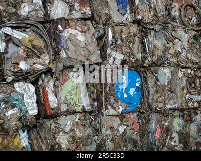 Ein Blick von oben auf die Haufen gepressten Eisenschrotts auf dem Schrottplatz Stockfoto