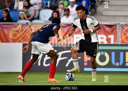 Budapest, Ungarn. 02. Juni 2023. Fußball, U17 Juniors: Europameisterschaft, Deutschland - Frankreich, Endrunde, Finale im Hidegkuti Nandor Stadion, Yvann Titi (l) aus Frankreich und Paris Brunner aus Deutschland in Aktion. Kredit: Marton Monus/dpa/Alamy Live News Stockfoto