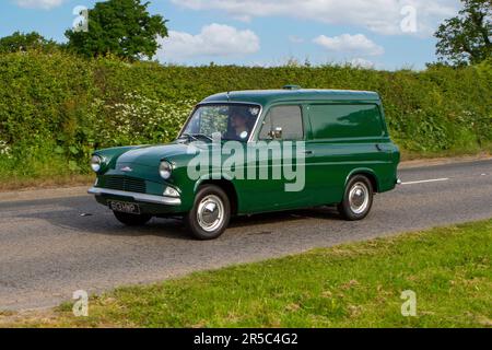 1962 60er Jahre grüner Ford Anglia Classic Oldtimer-Van, alte Motoren auf dem Weg zur Capesthorne Hall Oldtimer Collectors Car Show in Cheshire, Großbritannien Stockfoto