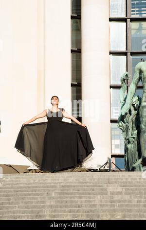 Eine schöne Tänzerin in einem langen schwarzen Kleid, die in Paris, Frankreich, tanzt Stockfoto