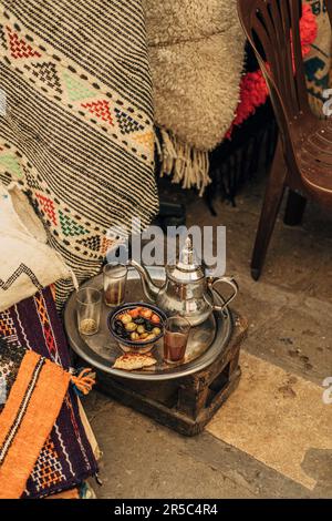 Ein Tablett mit Oliven und Getränken im Freien im Habous District, Casablanca, Marokko Stockfoto