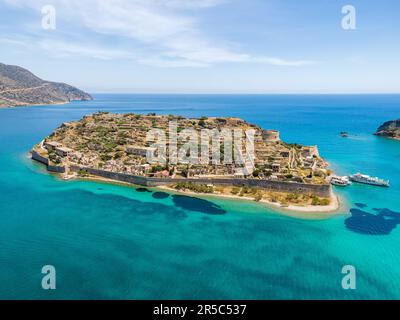 Luftaufnahme der Insel Spinalonga mit ruhigem Meer. Alte venezianische Festungsinsel und ehemalige Leprakolonie. Stockfoto