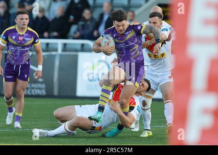 Newcastle, Großbritannien. 02. Juni 2023. Alex Foster von Newcastle Thunder versucht am Freitag, den 2. Juni 2023, beim BETFRED-Meisterschaftsspiel zwischen Newcastle Thunder und Bradford Bulls im Kingston Park, Newcastle, durchzukommen. (Foto: Chris Lishman | MI News) Kredit: MI News & Sport /Alamy Live News Stockfoto