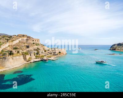 Blick auf die Festung auf der Insel Spinalonga mit ruhigem Meer. Alte venezianische Festung und ehemalige Leprakolonie. Stockfoto