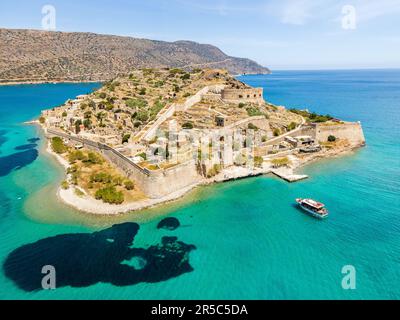 Luftaufnahme der Insel Spinalonga mit ruhigem Meer. Alte venezianische Festungsinsel und ehemalige Leprakolonie. Stockfoto